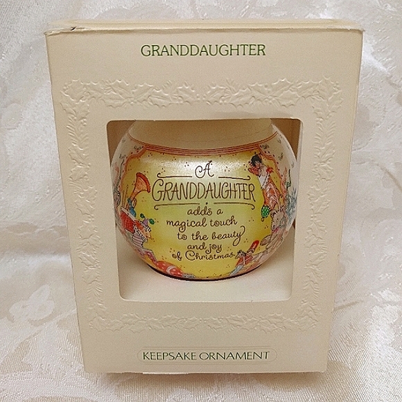 Vtg Hallmark 'GRANDDAUGHTER' 1981 Ornament - Picture 2 of 9